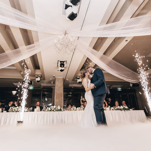 Bild zeigt ein Brautpaar beim Tanzen.