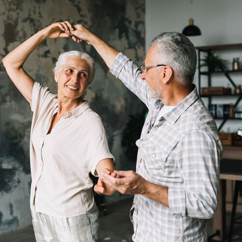 Bild zeigt ein altes Paar beim Tanzen.