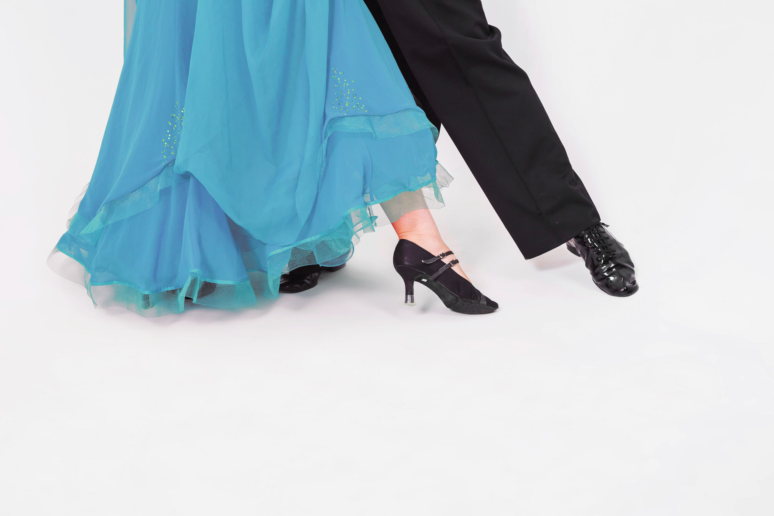 Bild zeigt die Beine eines Tanzpaares.
