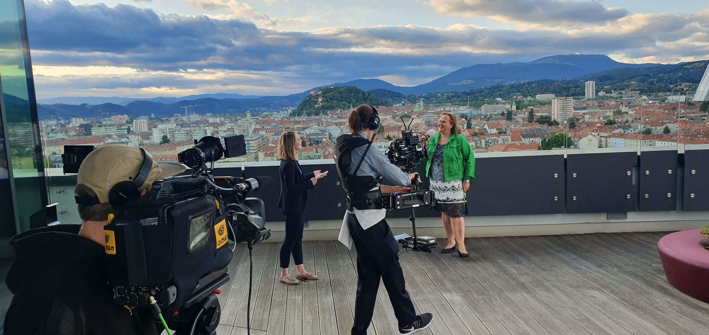 Bild zeigt ein Interview mit Claudia Eichler.